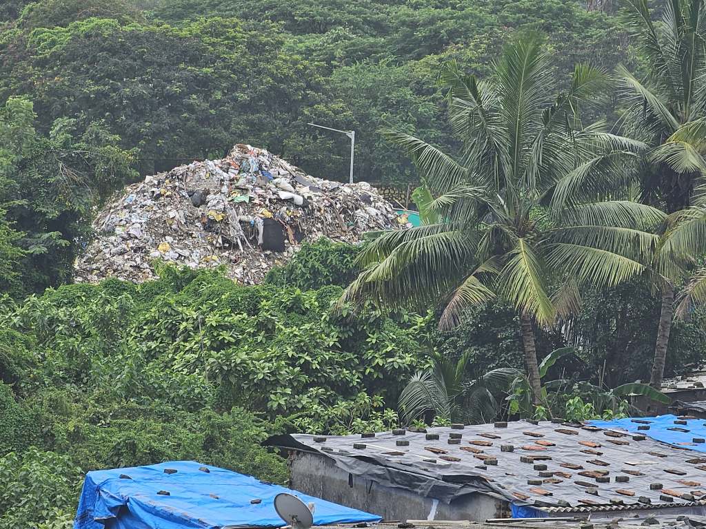 Unauthorized Dumping Near Viceroy Park CHS, Kandarpada, Dahisar&nbsp;West