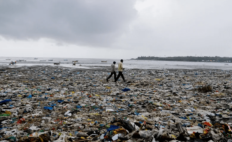 Sea, garbage, and Juhu&nbsp;beach